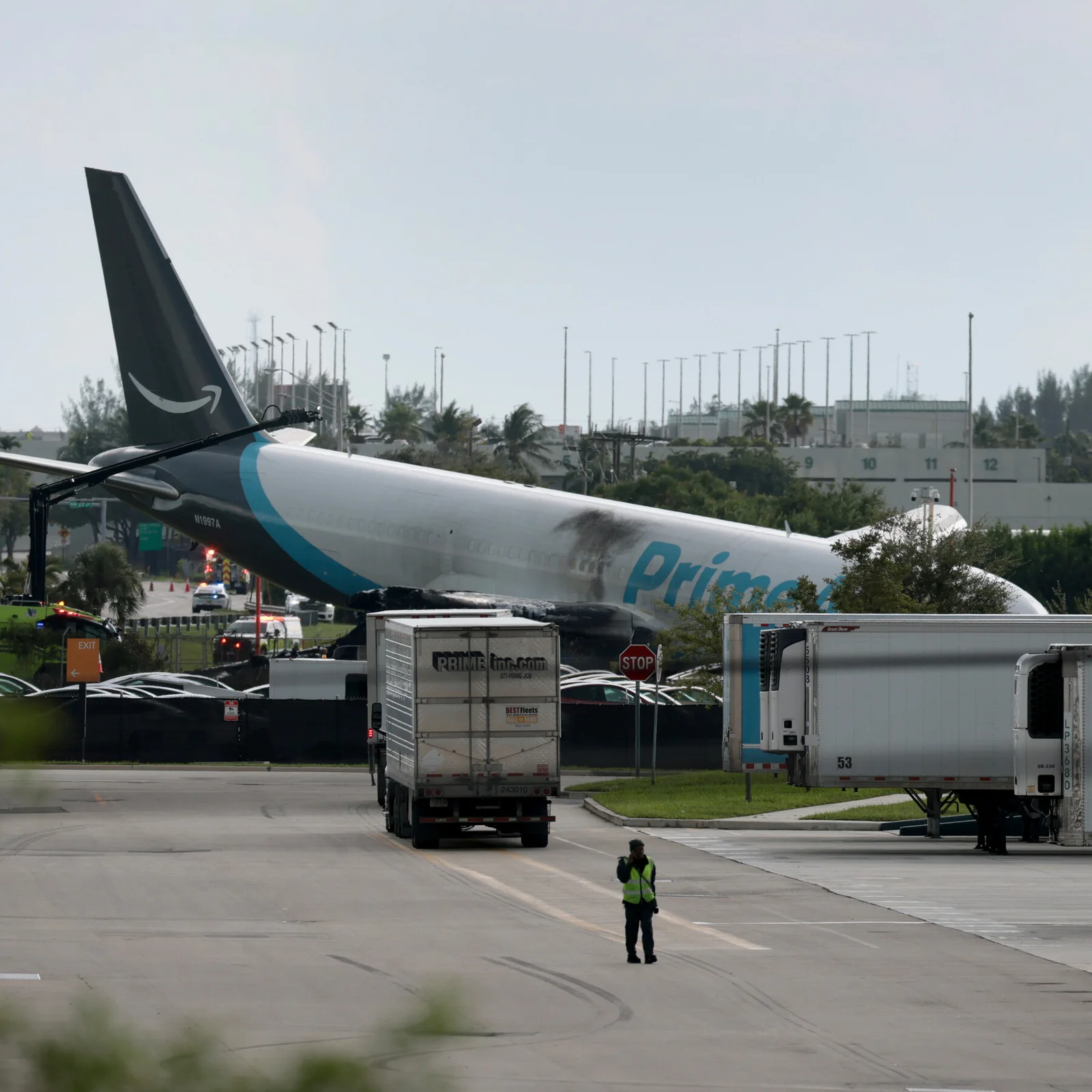 Kargo Uçağı Miami Havalimanı'na Düştü, Araçlara Çarptı